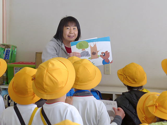 河輪幼稚園幼稚園 バスを降りてお迎えの先生におはよう