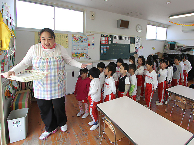 河輪幼稚園幼稚園 みんなで手を合わせていただきます