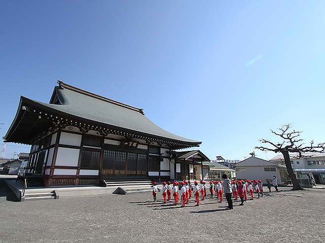 河輪幼稚園 広大な園庭にて