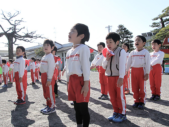 河輪幼稚園の教育方針 人の話がよく聞け、あいさつのできる子に。