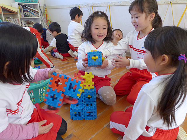 河輪幼稚園の学年別目標 年少 友だちをつくり、伸び伸びと楽しく遊べる子に。