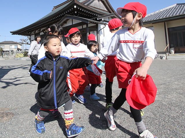 河輪幼稚園の学年別目標 年中 友だちとの係わりあい、遊びの中から生活のあり方の基本を覚える。