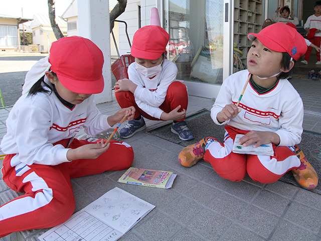 河輪幼稚園の学年別目標 年長 友だちとの協調により自分を見いだし、自由に豊かな発想が表現できる。