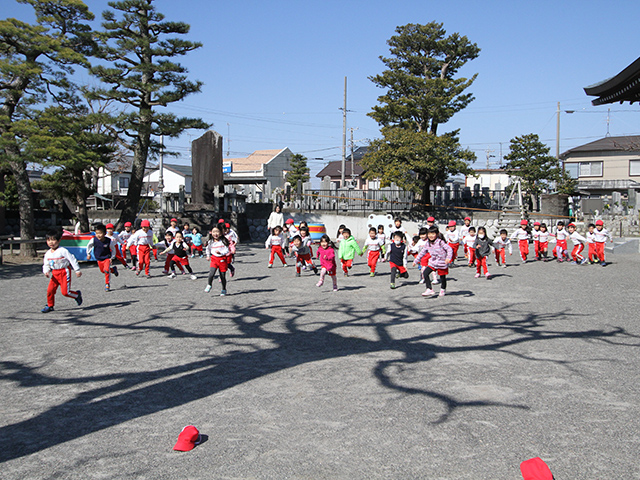 河輪幼稚園 ひろい園庭でだるまさんがころんだ