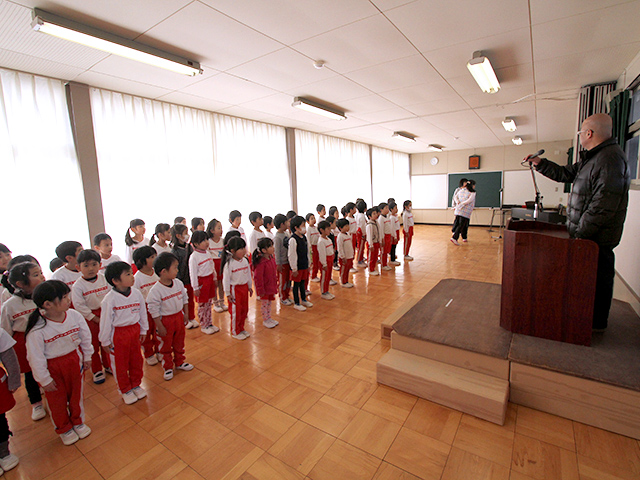 河輪幼稚園 園長先生を前にホールで表彰式