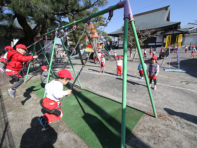 河輪幼稚園 園庭でのびのびブランコ