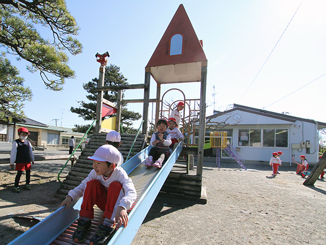 河輪幼稚園 園庭の滑り台も大人気