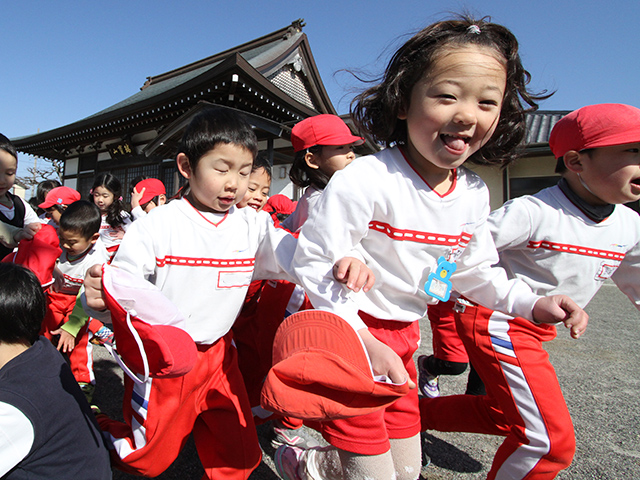 河輪幼稚園 広い園庭で思い切りかけっこしよう