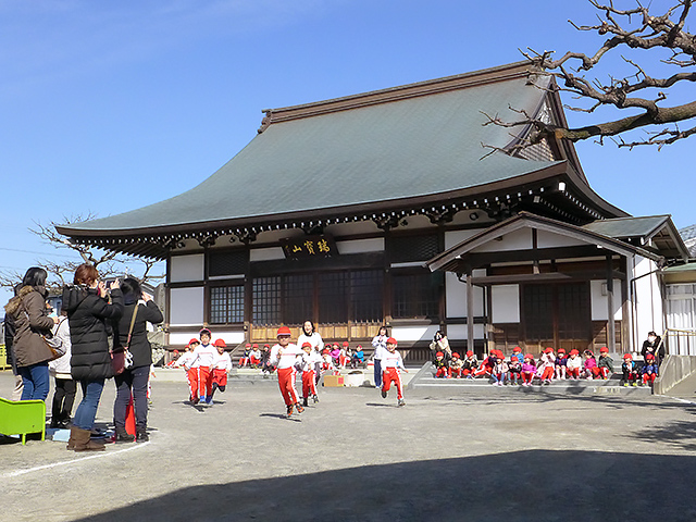 河輪幼稚園 朝の挨拶の様子